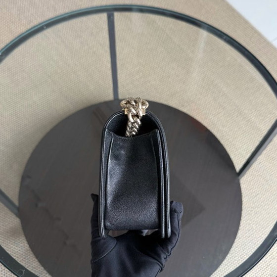Image 1 of Chanel Boy Medium - Caviar 25CM generfd kalfsleer met chevronpatroon in zwart met gouden hardware