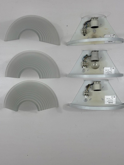 Juego de 3 Apliques Egisto 28 Angelo Mangiarotti para Artemide 1985 Cristal Satinado Blanco Metal Lacado