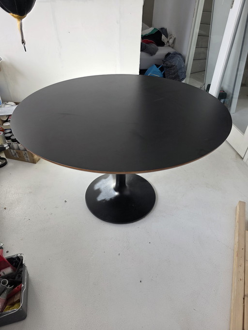 Tavolo da pranzo Swoop con base in acciaio