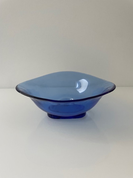 Image 1 of Ciotola in vetro dal design vintage, di un blu brillante, dalla forma triangolare organica.