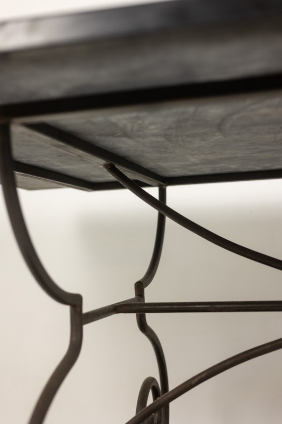 Image 1 of Eettafel van scagliola-hout en smeedijzer. Jaren 50.