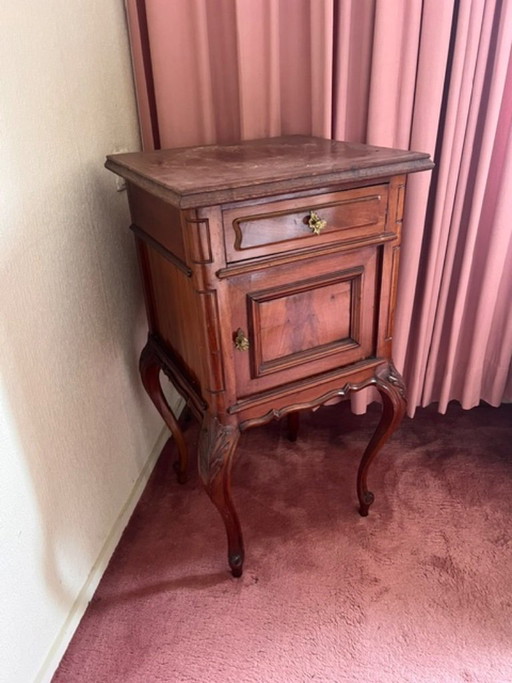 Mesita de noche antigua de madera maciza con cajón y puerta