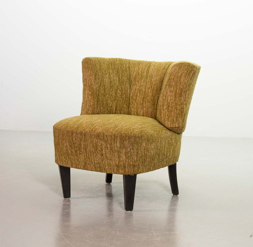 Fauteuil club de style hollandais avec tapisserie en laine moutarde et pieds en chêne massif. Pays-Bas, années 1950.