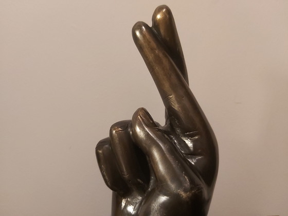 Image 1 of Mano con dita incrociate. Buona fortuna