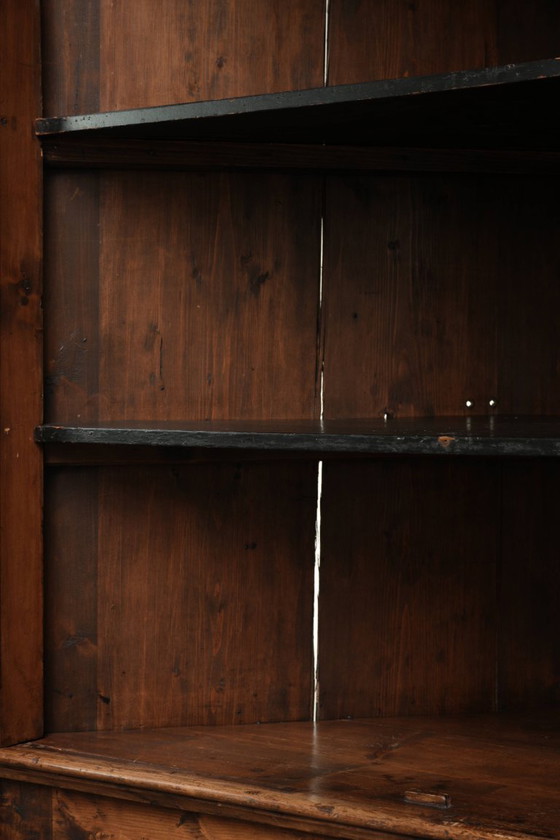 Belle armoire d'angle hollandaise pratique en vieux pin avec de beaux détails et une très belle patine (photo 9 of 12)
