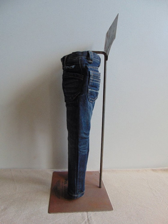 Image 1 of Standaard met miniatuurspijkerbroek