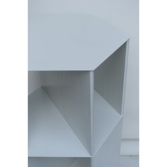 Image 1 of Hexagon di Nendo - libreria indipendente di design / piedistallo / divisorio, 107 cm grigio-bianco