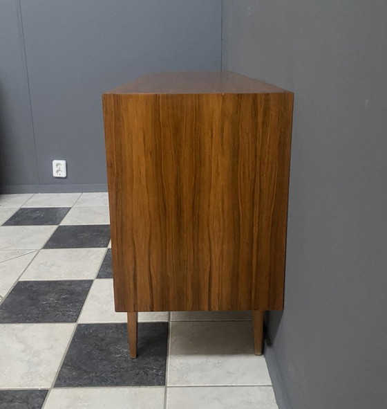 Image 1 of Buffet en bois des années 1960, signé Dehmer, avec 2 portes et 4 tiroirs au centre.