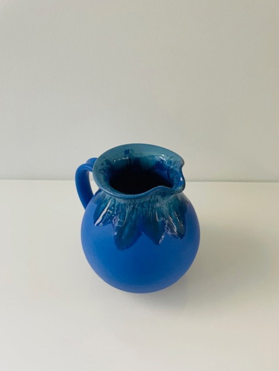 Image 1 of Pichet en céramique bleu cobalt à glaçure expressive
