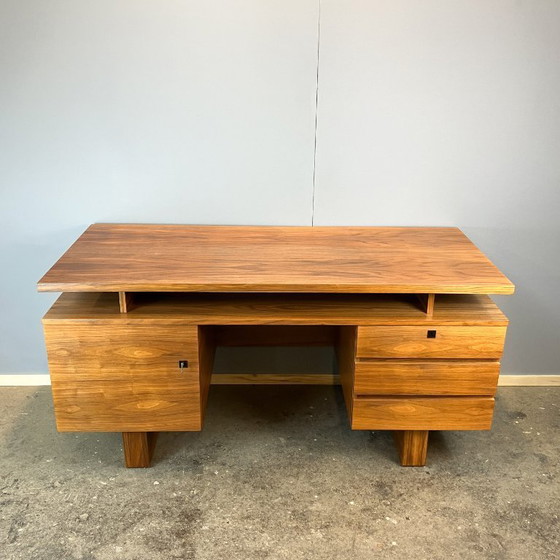 Image 1 of Bureau uit het midden van de 20e eeuw in Bauhaus-stijl, walnoothout, jaren 60.