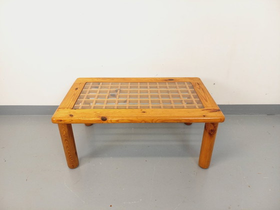 Image 1 of Vintage modernistische salontafel van grenenhout en glas uit de jaren 70 en 80.