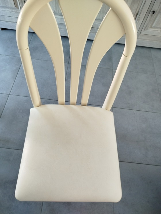 Image 1 of Brocante tafel met granieten blad Paradiso en 4 crèmekleurige stoelen