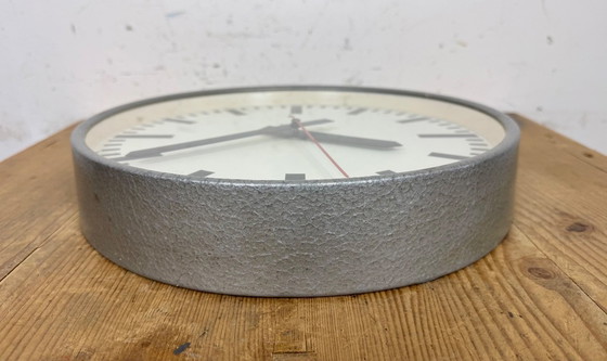 Image 1 of Grijze Duitse industriële elektrische stationswandklok van AEG, jaren 60