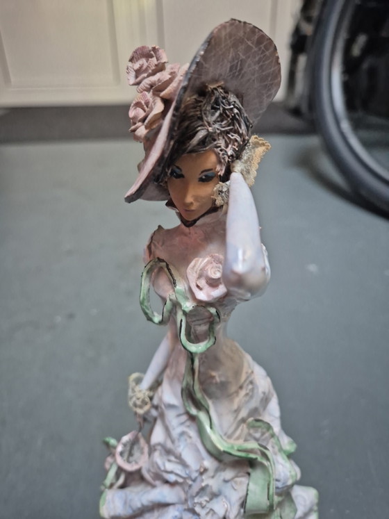 Figurine de dame en céramique de l'artiste italo-néerlandaise Agnese Guidi Fiorentino – Sculptures, Ceramic (photo 4 of 6)