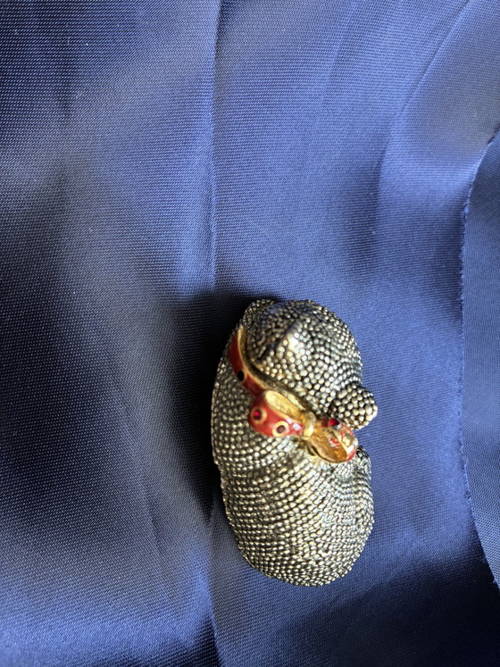 Image 1 of Broche représentant un petit chien avec un nœud rouge
