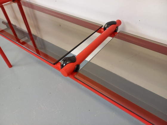 Image 1 of Vintage Italiaanse Bauhaus-boekenkast van rood metaal en rookglas uit de jaren 70.