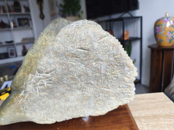 Chef-d'œuvre de Qualité Musée: La Sculpture de Serpentin Shona "De Griek" Unique (11,5 kg) – Stone, Wood (photo 13 of 15)