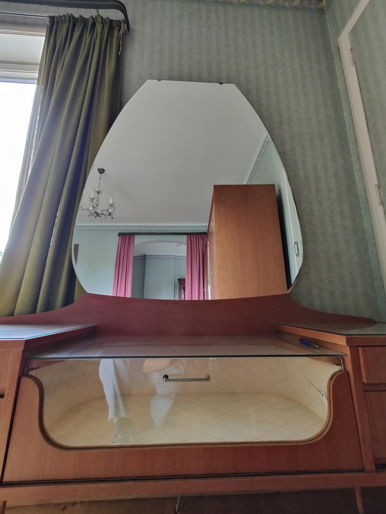 Image 1 of Tocador de mediados de siglo