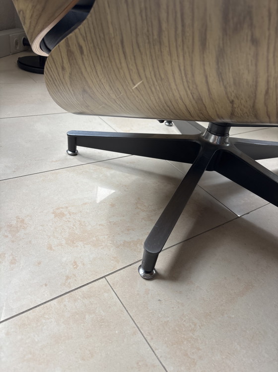 Image 1 of 1 x Eames Stijl fauteuil met hocker