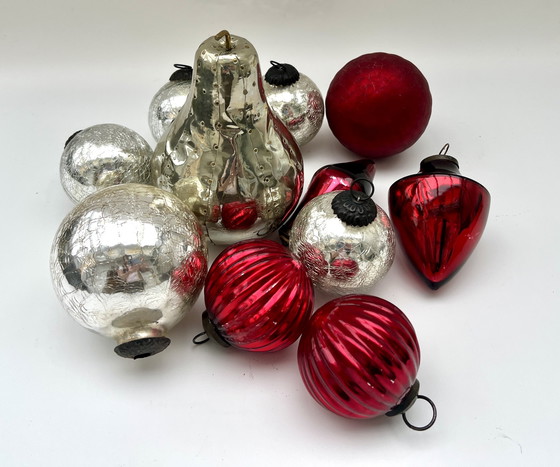 Image 1 of 1. Vintage glazen kerstballenset in rood en zilver