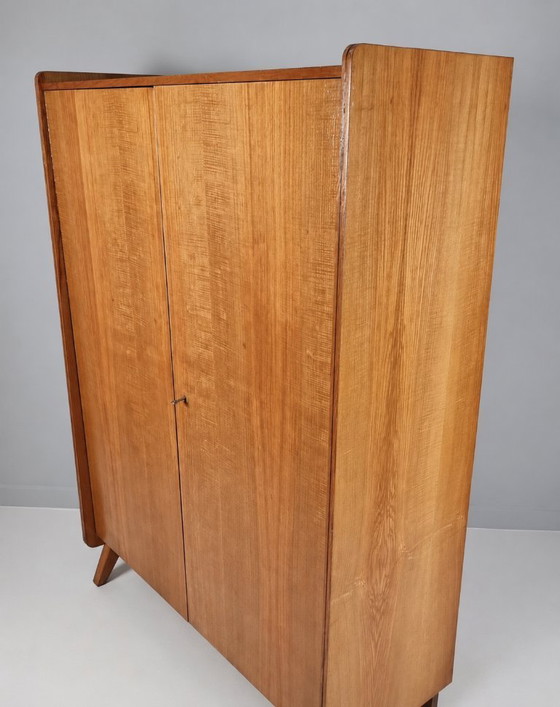 Image 1 of Vintage kledingkast in essenhout van Tatra Nabytok, jaren 70.
