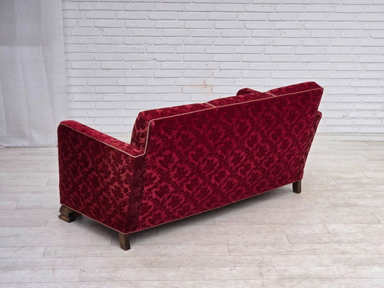 Image 1 of Deense driezitsbank uit de jaren 50, bekleed met velours en eikenhout.