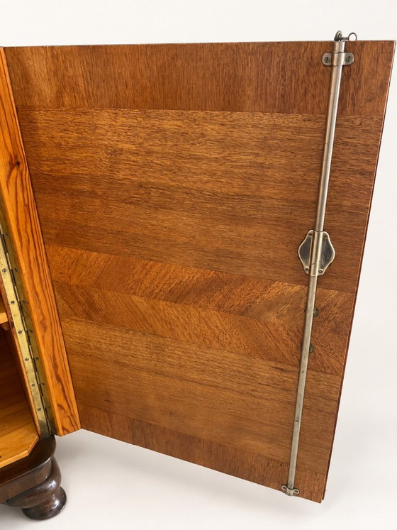 Cassettiera Vintage Art Déco | Mobile in Legno con Impiallacciatura Geometrica, Maniglie in Ottone e (photo 14 of 15)