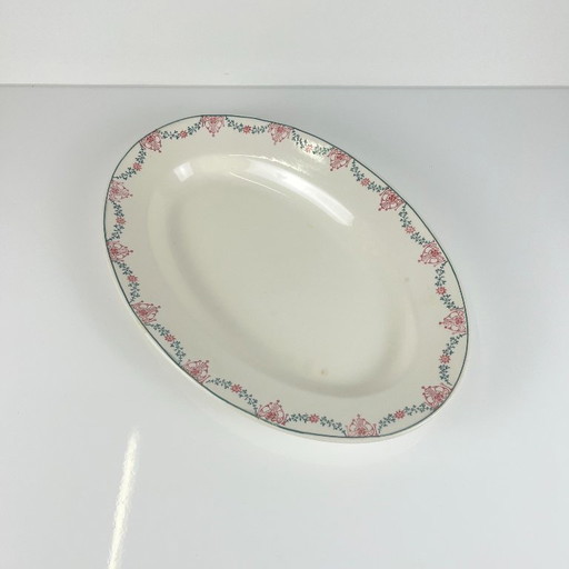 Plat oval Longwy, motif à guirlande rose et vert, début XXe s.