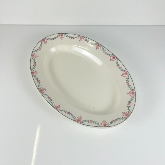 Image 1 of Plat oval Longwy, motif à guirlande rose et vert, début XXe s.