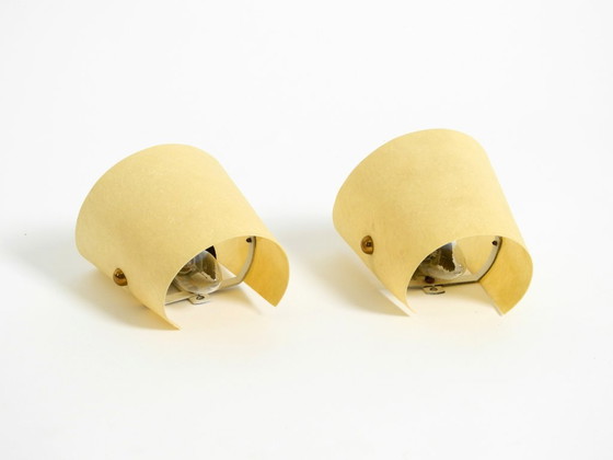 Image 1 of Una coppia di eccezionali applique da parete in ottone in stile Mid-Century Modern con paralumi in fibra di vetro.