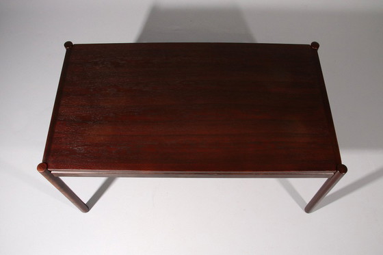 Image 1 of Essgruppe, inspiriert von Vico Magistretti, bestehend aus sechs elegant neu geflochtenen Stühlen und einem Tisch.