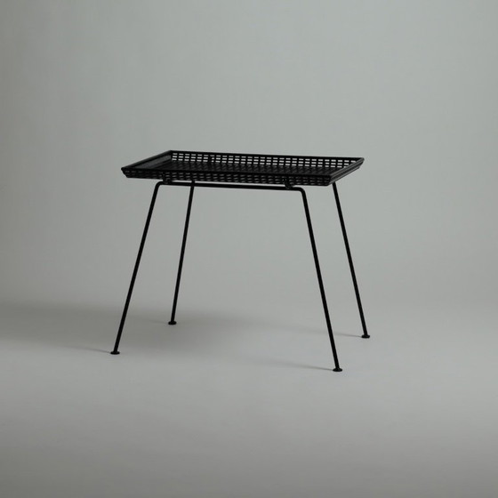 Tavolino Mid-Century in metallo perforato, Germania, anni '50 – Alla maniera di Mathieu Matégot – Tavolini (photo 3 of 14)