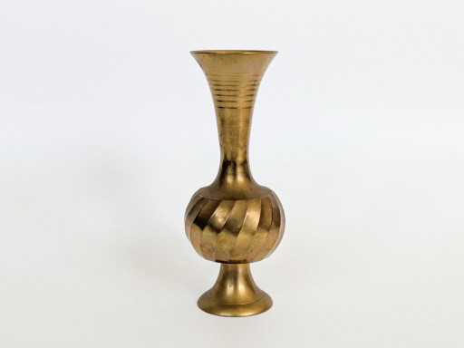 Vintage Solid Brass Trumpet-Shaped Pedestal Vase With Ribbed And Swirl Details – vazen (photo 2 of 15)