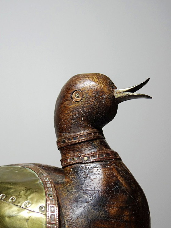 Image 1 of Piccola anatra in legno intagliato con dettagli in ottone e rame, artigianato indiano vintage