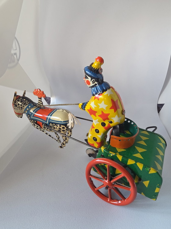 Juguete antiguo de hojalata de cuerda con forma de carruaje de caballos y payaso de la URSS, con caja - (photo 2 of 10)