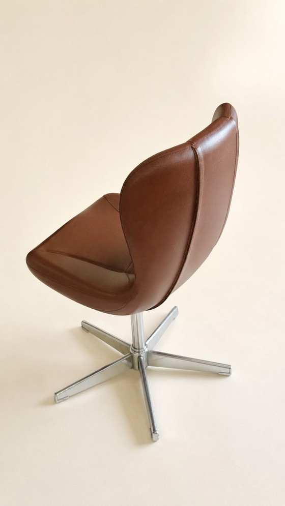 Image 1 of Een paar draaibare fauteuils uit de jaren 60/70 in bruin kunstleer en verchroomd metaal, vintage stoelen in de stijl van het mid