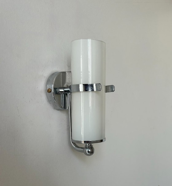 Image 1 of Wandlamp in verchroomd metaal en opaline, Frankrijk 1970