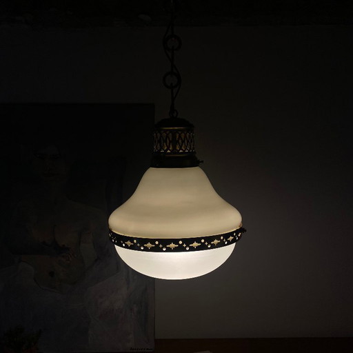Lampadario a sospensione opalino del 1920 con catena in ottone dorato. – kroonluchters, Glass (photo 2 of 9)