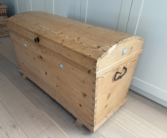 Image 1 of Antieken Houten grenen dekenkist met gebogen deksel. 