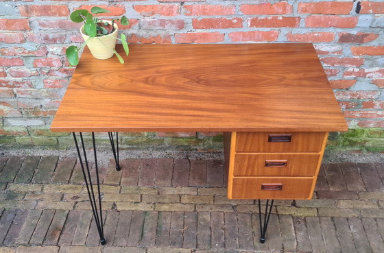 Image 1 of Bureau design vintage. Années 1960. Pieds en épingle à cheveux.
