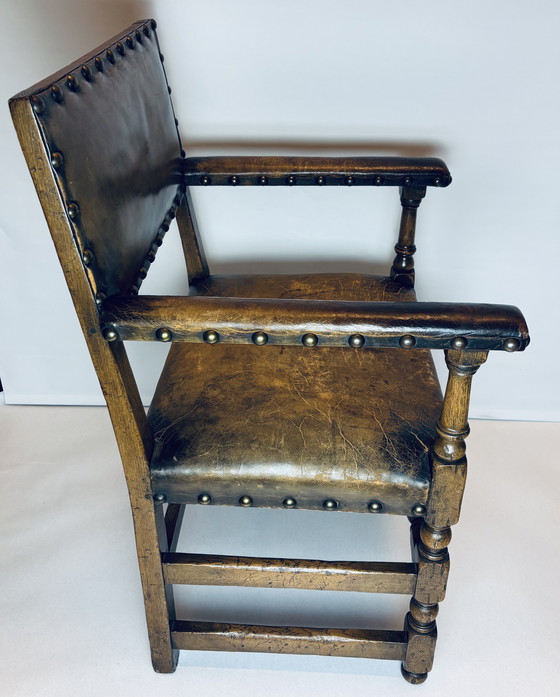 Image 1 of 🪑 Vintage eikenhouten armstoel met origineel leren bekleding (1920–1950)