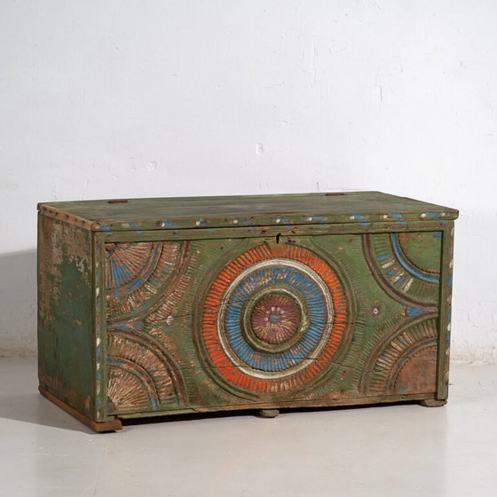 Malle ancienne sculptée style art populaire (c.1900) #79 – Armoires de rangement (photo 7 of 40)