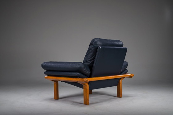 Image 1 of Poltrona danese in teak e pelle blu navy di Komfort, anni '70