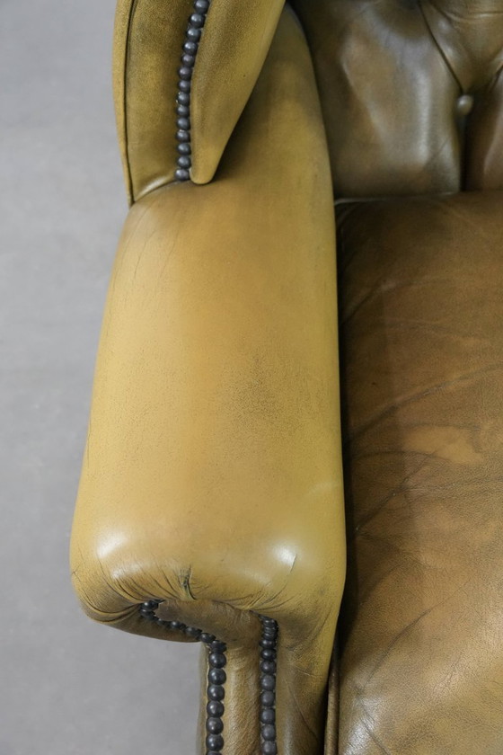 Image 1 of Poltrona Chesterfield con schienale alto in pelle di mucca verde muschio in stile inglese, rifinita con chiodi decorativi