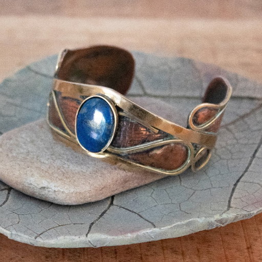 Bracelet manchette en laiton, cuivre et lapis-lazuli