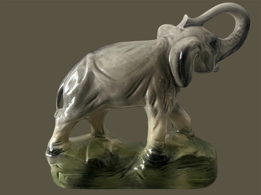 Grande scultura in maiolica di un elefante intatta
