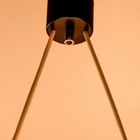 Image 1 of Pendente a soffitto Stilnovo italiano del 1960 con paralumi in vetro opalino e dettagli in ottone