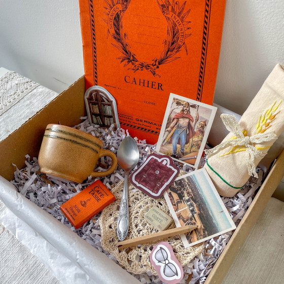 Mystery Box Jours d'École Vintage | Tasse Vintage, Carnet Brouillon Vintage, Serviette Brodé & Carte (photo 2 of 12)