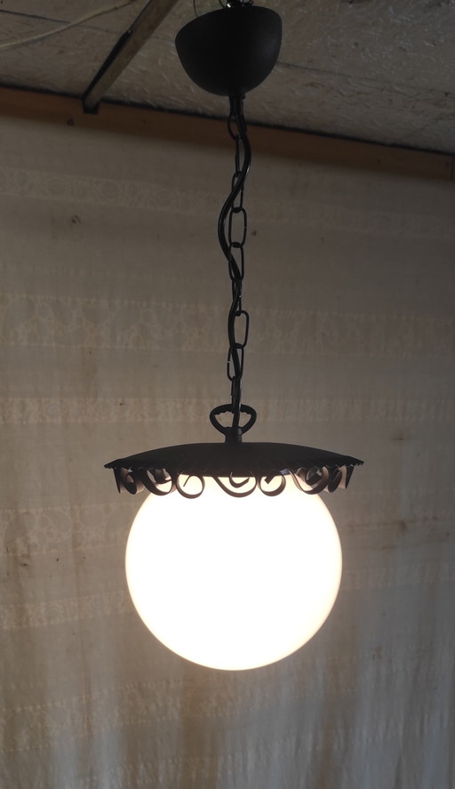 Lampada a sospensione a lanterna in metallo con globo in vetro opalino di Delmas (Francia) - Metà del XX secolo – hanglampen