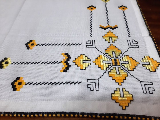 Image 1 of Tovaglia vintage ricamata a mano 68 x 63 cm